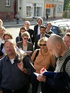 TeilnehmerInnen des Mobilen Fachtags vor dem rechtsextremen Geschäft in Wittstock (Foto: Aktionsbündnis)