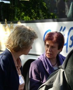 Justizministerin Beate Blechinger im Gespräch mit Dr. Martina Münch (SPD) (Foto: Aktionsbündnis)