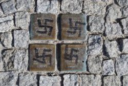 Mit Hakenkreuzen beschmierte Stolpersteine in Zossen