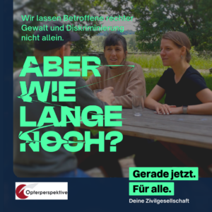 Foto von einem Beratungsgespräch am Tisch im Freien, drauf zwei Berater:innen, die einer Person mit Basecap und grauem Pullover gegenübersitzen.