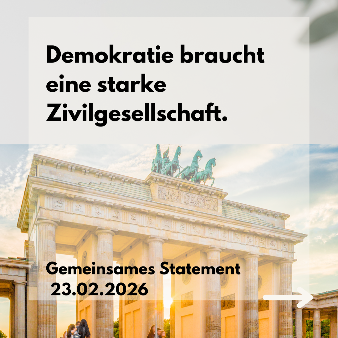 Zu sehen ist das Brandenburger Tor in Berlin, unter dem viele Menschen entlang laufen.