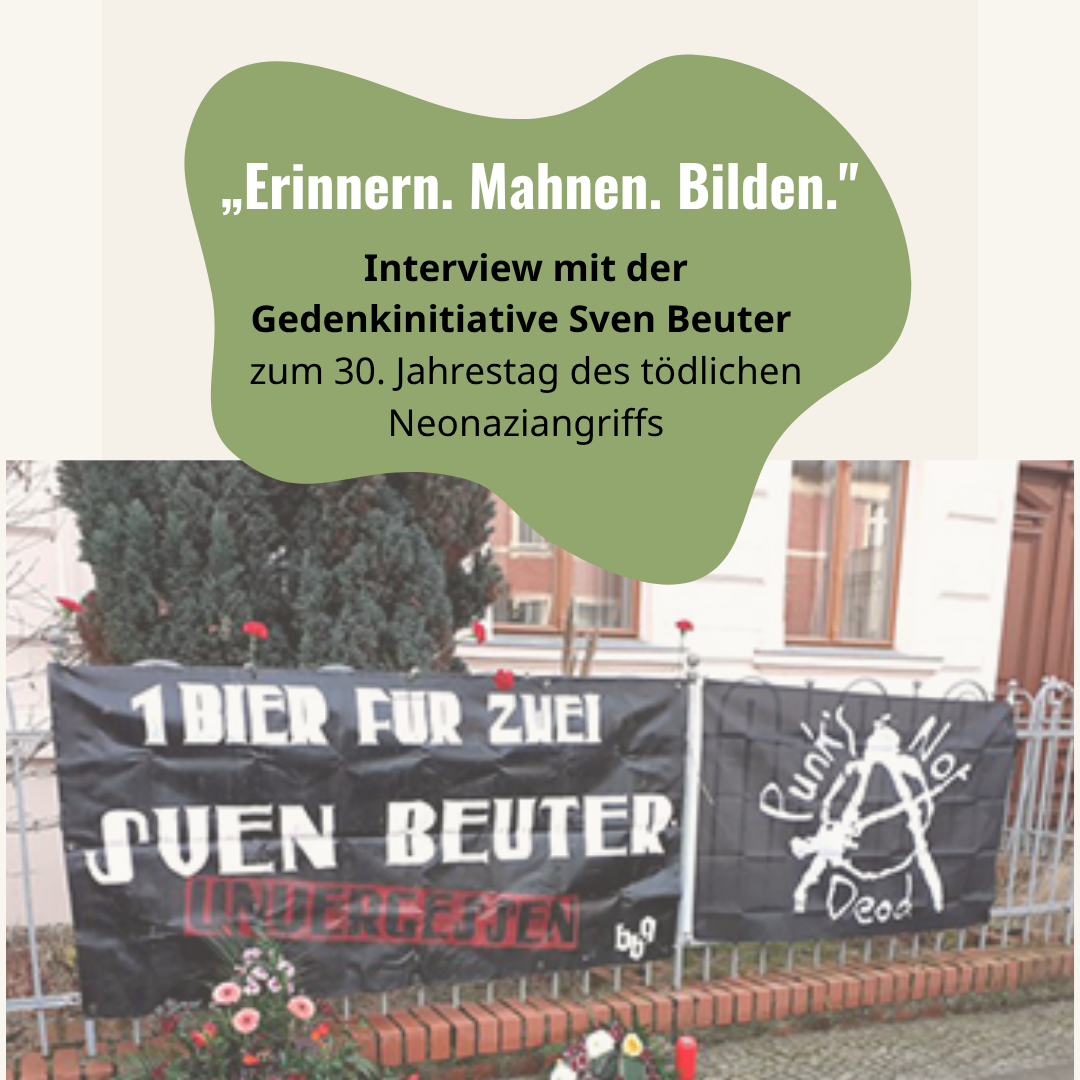 Transparent mit der Aufschrift "1 Bier für zwei. Sven Beuter unvergessen". Darunter Blumengestecke.