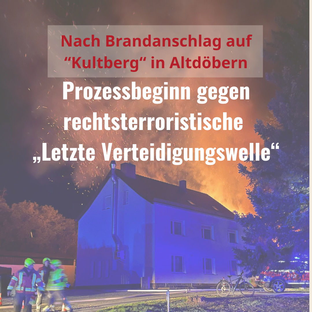 Foto der Gaststätte "Kultberg" in Altdöbern, im Hintergrund sind Flammen zu sehen, im Vordergund Feuerwehrleute bei den Löscharbeiten.